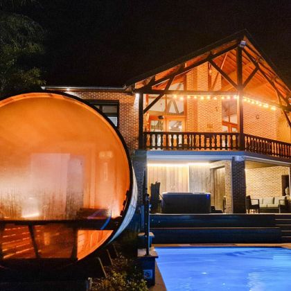 Villa Faro Durbuy suites bij nacht - vakantiewoning met zwembad, sauna en jacuzzi
