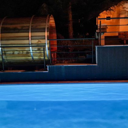 Villa Faro Durbuy suites bij nacht - vakantiewoning met zwembad, sauna en jacuzzi
