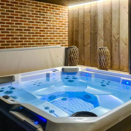 Villa Faro Durbuy suites bij nacht - vakantiewoning met zwembad, sauna en jacuzzi