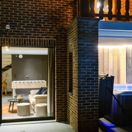 Villa Faro Durbuy suites bij nacht - vakantiewoning met zwembad, sauna en jacuzzi