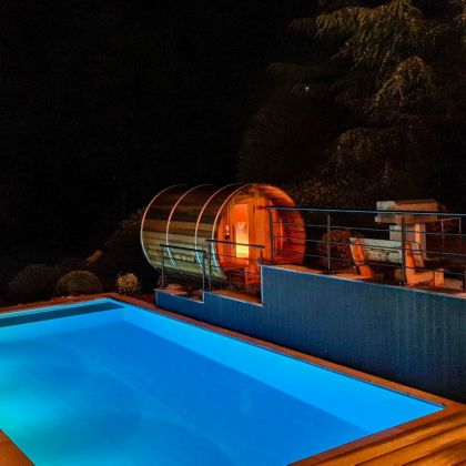 Villa Faro Durbuy suites bij nacht - vakantiewoning met zwembad, sauna en jacuzzi