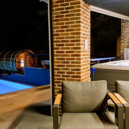 Villa Faro Durbuy suites bij nacht - vakantiewoning met zwembad, sauna en jacuzzi