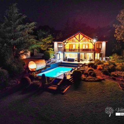 Villa Faro Durbuy suites bij nacht - vakantiewoning met zwembad, sauna en jacuzzi