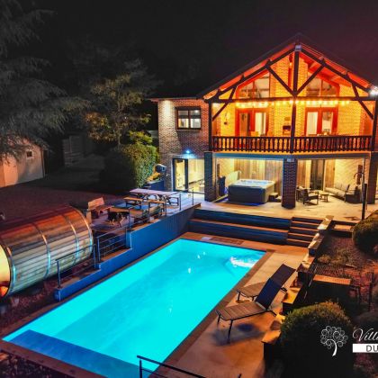 Villa Faro Durbuy suites bij nacht - vakantiewoning met zwembad, sauna en jacuzzi