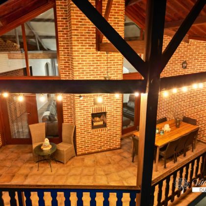 Villa Faro Durbuy suites bij nacht - vakantiewoning met zwembad, sauna en jacuzzi