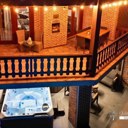 Villa Faro Durbuy suites bij nacht - vakantiewoning met zwembad, sauna en jacuzzi