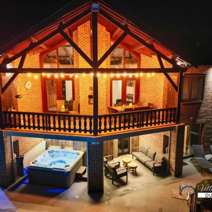 Villa Faro Durbuy suites bij nacht - vakantiewoning met zwembad, sauna en jacuzzi