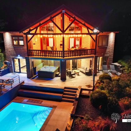 Villa Faro Durbuy suites bij nacht - vakantiewoning met zwembad, sauna en jacuzzi
