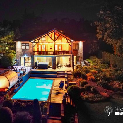 Villa Faro Durbuy suites bij nacht - vakantiewoning met zwembad, sauna en jacuzzi