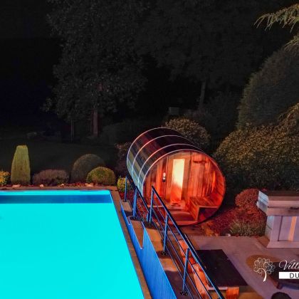 Villa Faro Durbuy suites bij nacht - vakantiewoning met zwembad, sauna en jacuzzi