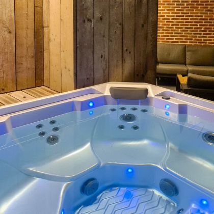 Villa Faro Durbuy suites bij nacht - vakantiewoning met zwembad, sauna en jacuzzi